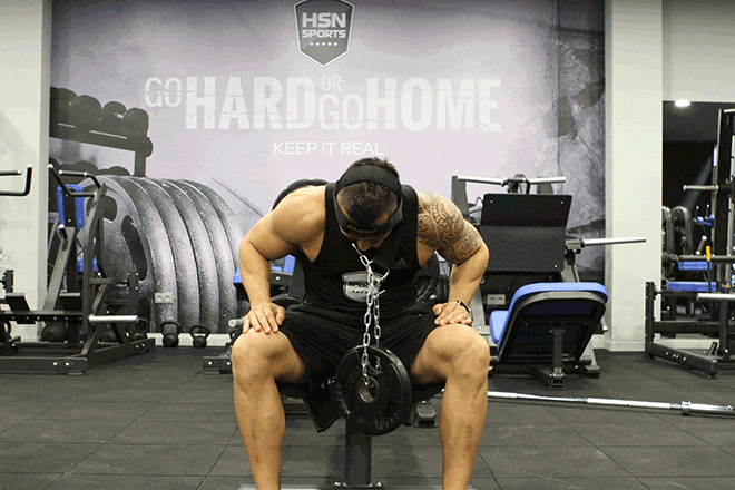 Gewichtheben mit Nackengurt (sitzend)