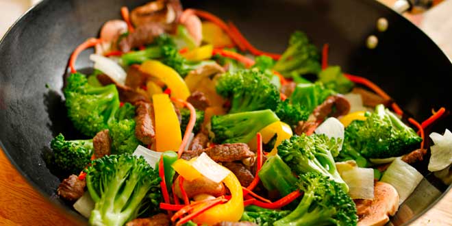 Gemüse-Wok zum Abendessen Gemüse-Wok zum Abendessen