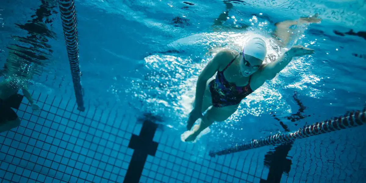 Elite-Schwimmerin im Wettkampf