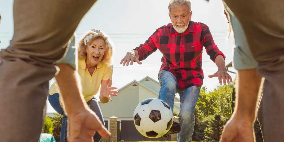 Ältere Menschen spielen mit einem Fußball