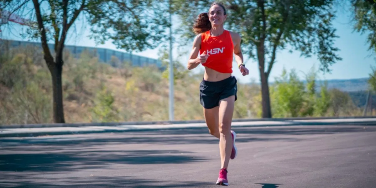 Sportlerin, die konzentriert läuft