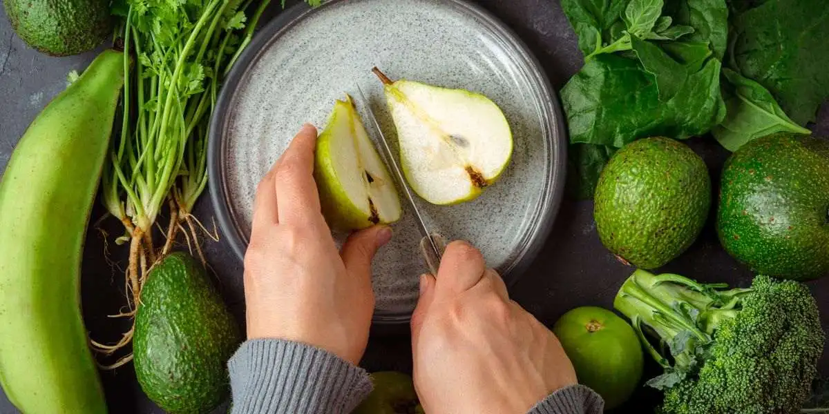 Zubereitung eines Smoothies mit Avocados, Brokkoli und Bananen