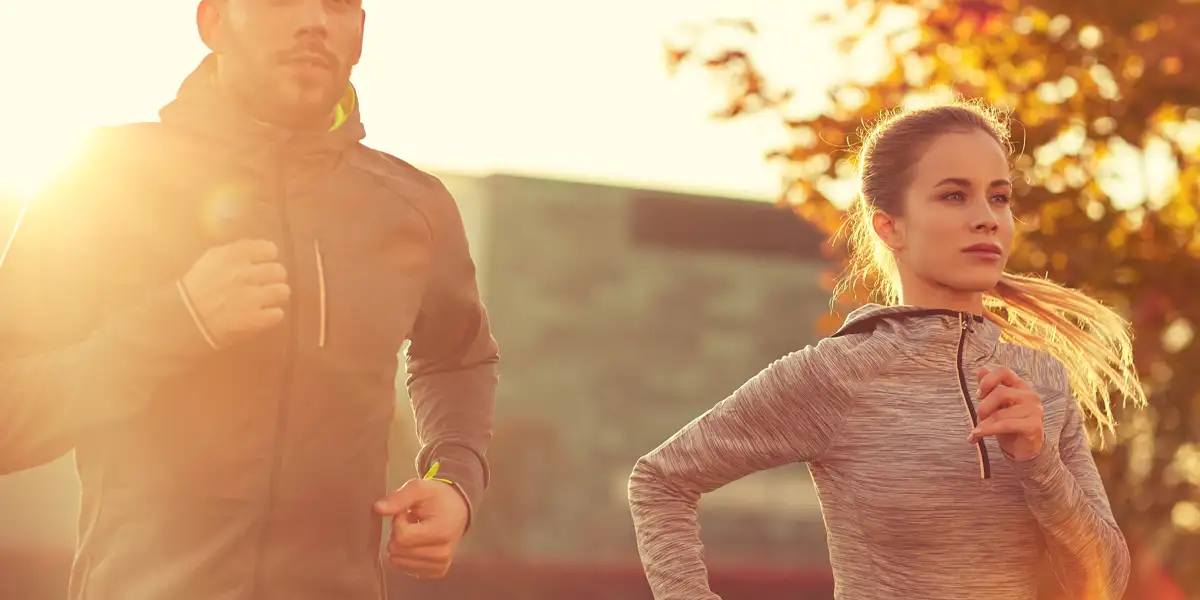 Arme natürlich vor- und zurückschwingen