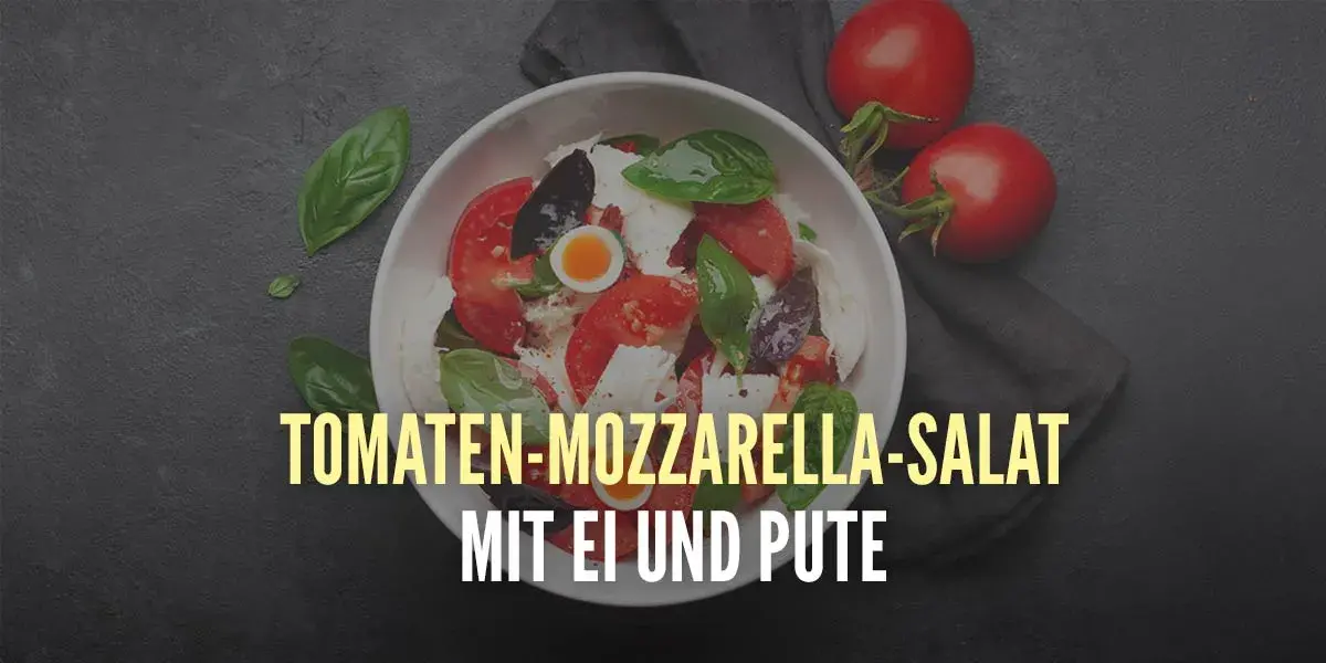 Tomate-Mozzarella-Salat mit Ei und Putenbrust