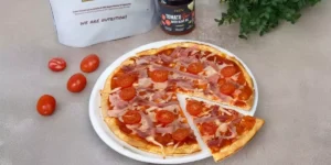 Protein-Pizzaboden mit Hüttenkäse und Hafer