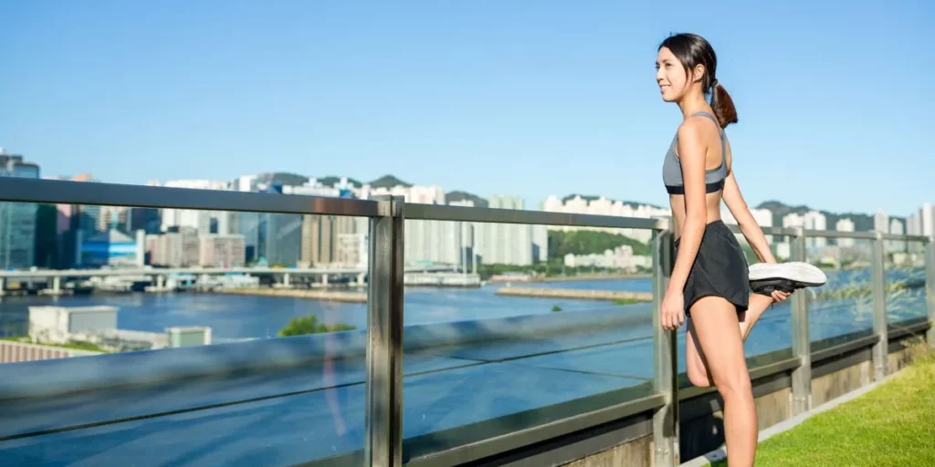 Frau dehnt sich nach dem Laufen