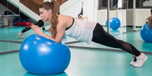 10 beste Bauchmuskelübungen mit dem Fitball