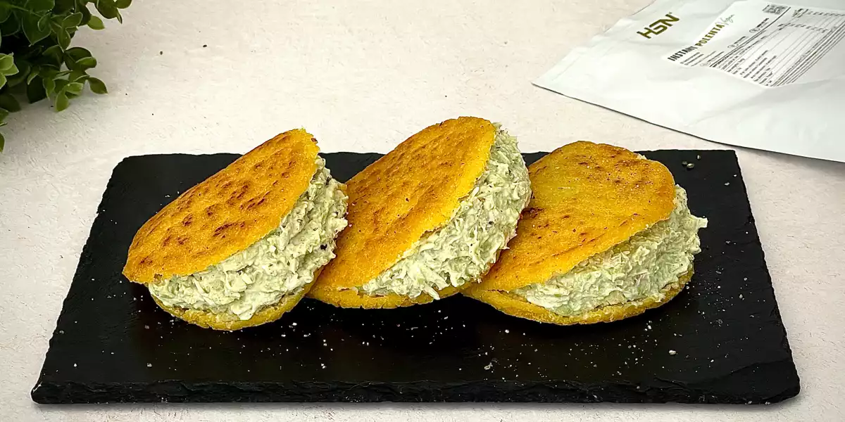 Polenta-Arepas mit cremiger Hähnchenfüllung Polenta-Arepas mit cremiger Hähnchenfüllung