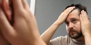 Wie man Alopezie behandelt und Haarausfall vorbeugt