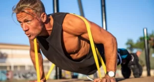 Brustübungen mit Widerstandsbändern für alle Levels