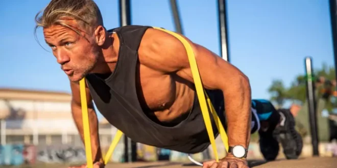 Brustübungen mit Widerstandsbändern für alle Levels