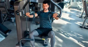 Wie man die Brustpresse an der Maschine im Sitzen richtig ausführt