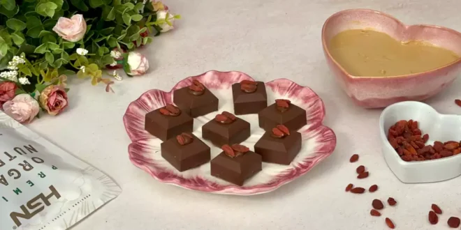 Pralinen aus Zartbitterschokolade und Goji-Beeren zum Valentinstag Pralinen aus Zartbitterschokolade und Goji-Beeren zum Valentinstag