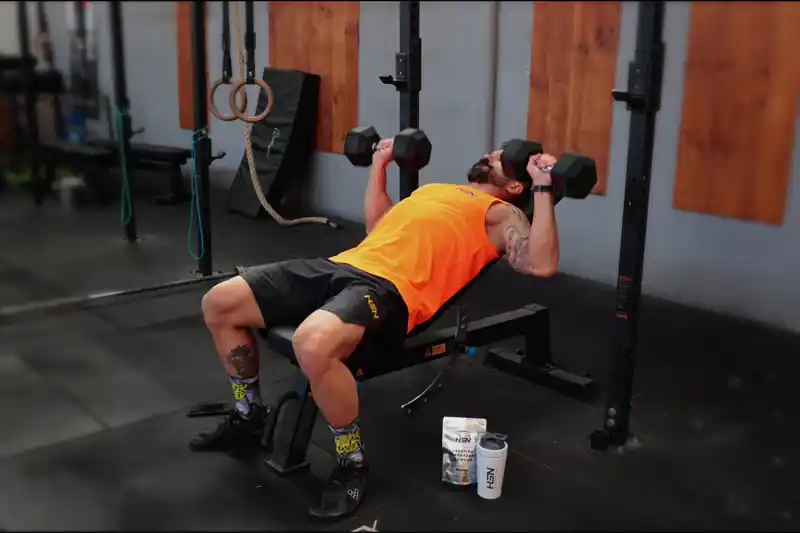 Schrägbankdrücken mit Kurzhanteln