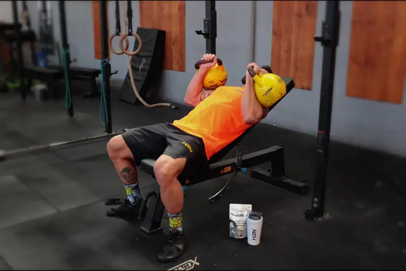 Schrägbankdrücken mit Kettlebells