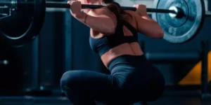 Wie man Kniebeugen mit Gewicht macht