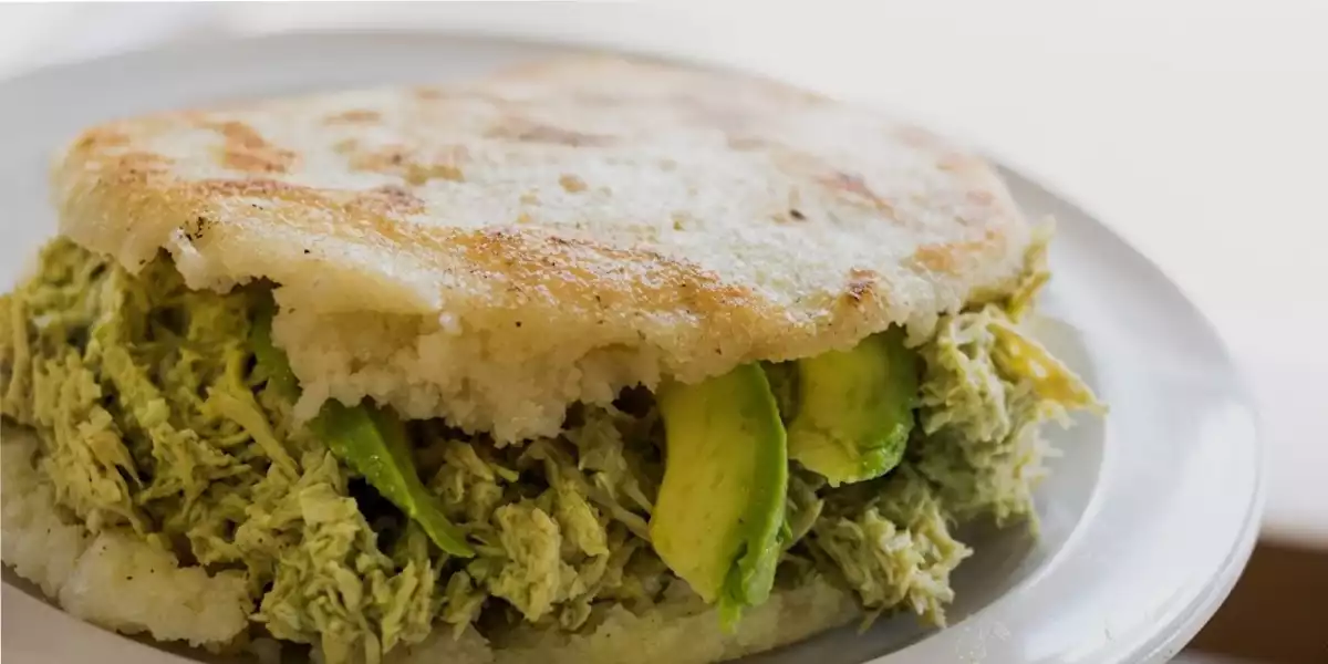 Arepas aus Reis mit Hähnchen und Avocado Arepas aus Reis mit Hähnchen und Avocado