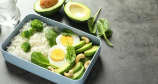 Kalter Reis-, Avocado-, Thunfisch- und Cottage-Käse-Salat