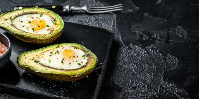 Gefüllte Avocados mit Lachs und Ei