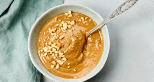 Cottage Cheese mit Erdnusscreme: der ideale nächtliche Snack für deine Muskeln