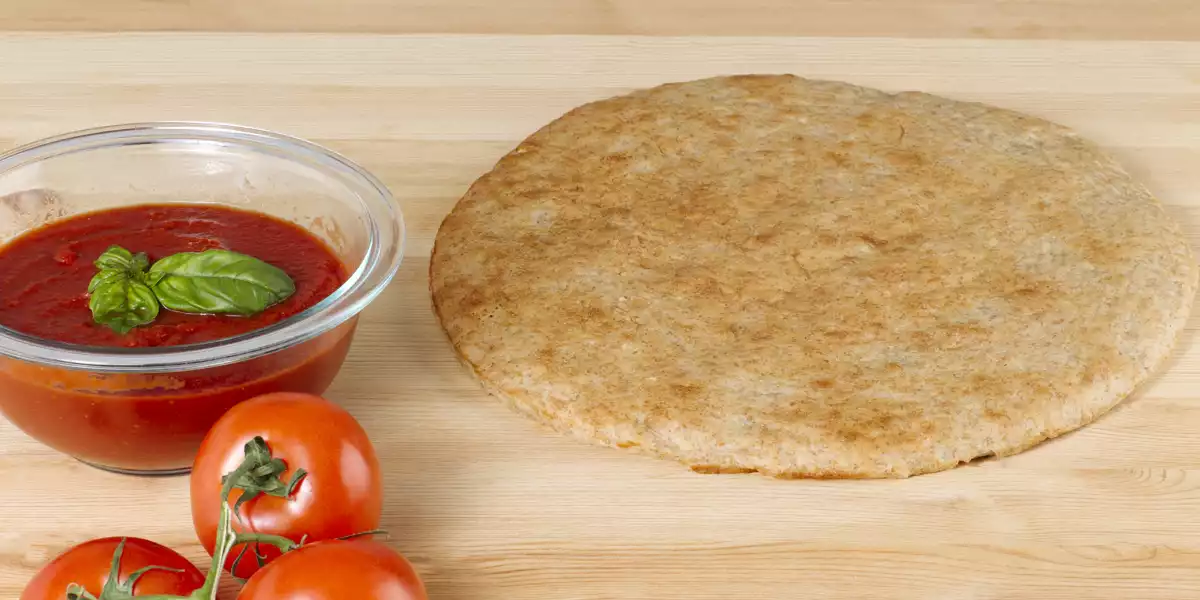 Dünner und knuspriger glutenfreier Pizzaboden Dünner und knuspriger glutenfreier Pizzaboden