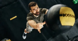 Wie macht man Wall Ball Shots oder Ballwürfe im CrossFit?
