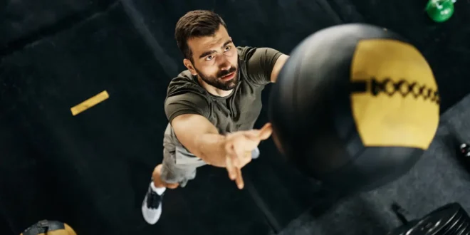Wie macht man Wall Ball Shots oder Ballwürfe im CrossFit?