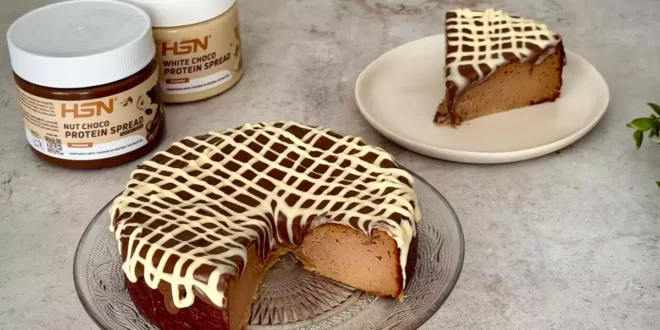 Protein-Käsekuchen mit Schokolade und Haselnüssen