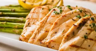Hähnchenbrust mit Zitrone und gegrilltem grünem Spargel