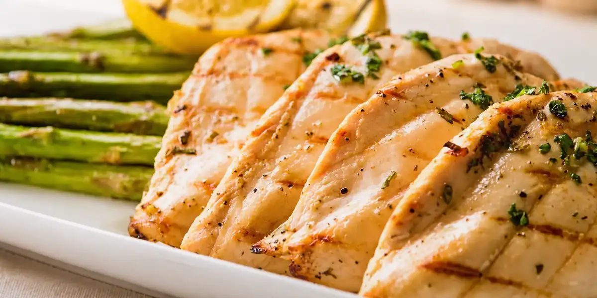 Hähnchenbrust mit Zitrone und gegrilltem grünem Spargel