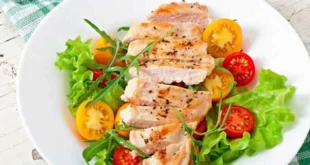 Salat mit Hähnchen und Ei